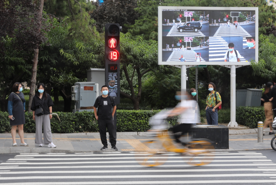 能和红绿灯同步变色,北京首个智能斑马线亮相中关村