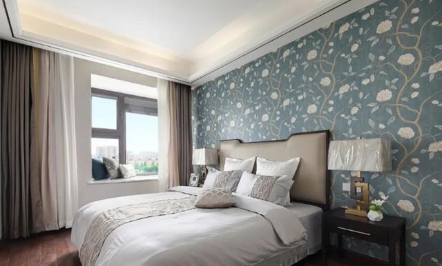 软装的黛蓝色窗帘,叼漆丹青床品,宝石蓝靠枕和明亮的迎春黄,和谐