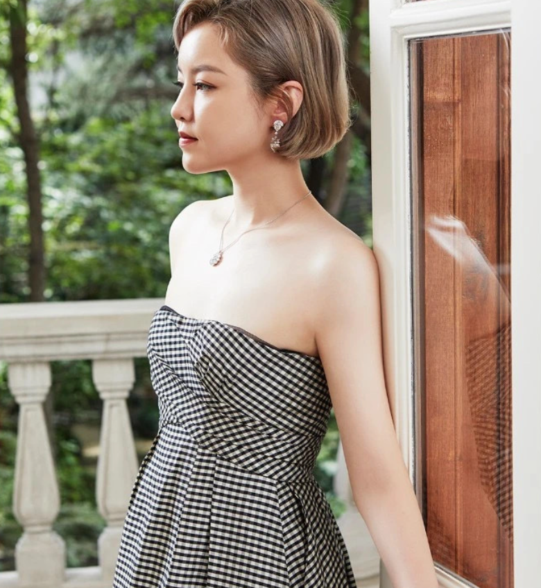 任正非小女儿登中国名媛封面!c位她只占一半,细扒旁人来头不小