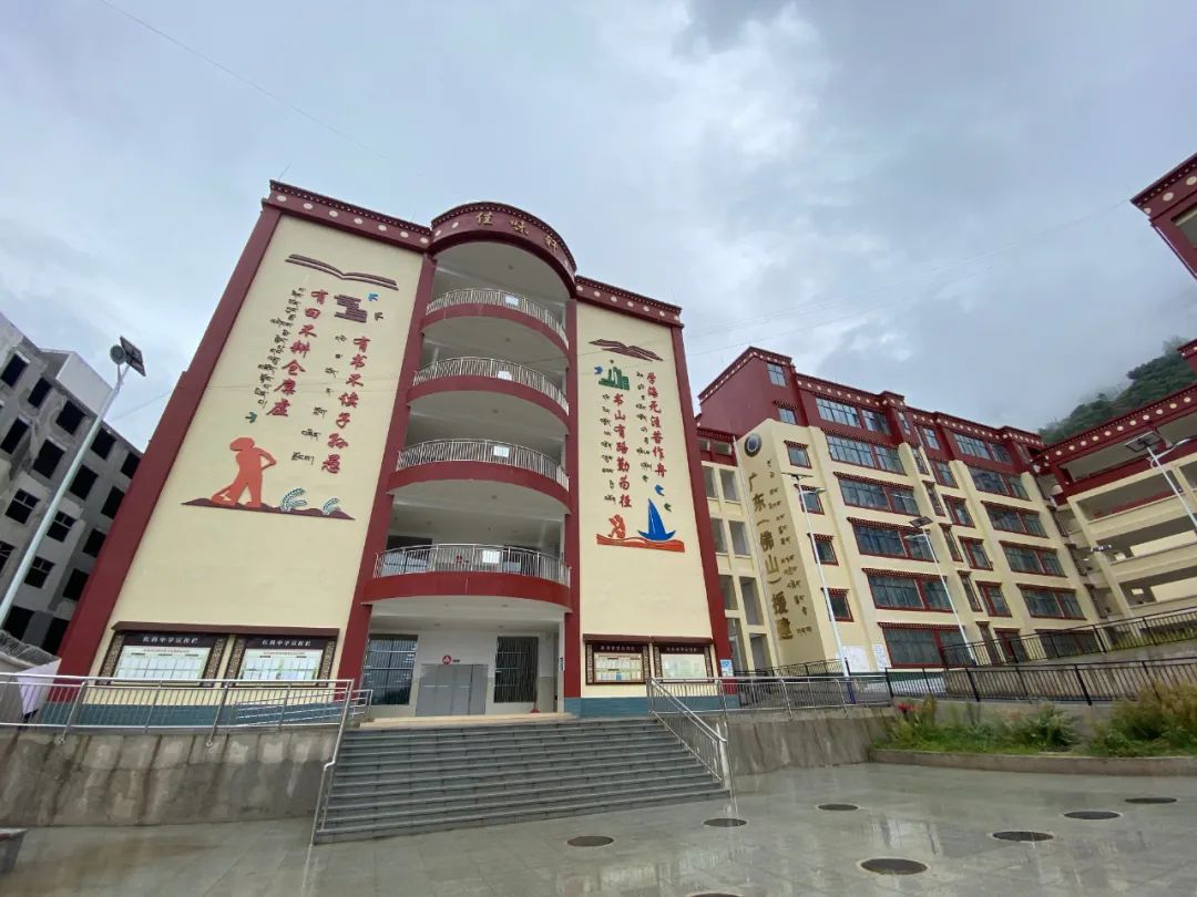 红科中学去年九月投入使用,建设主体单位为木里县教科局,佛山市财政