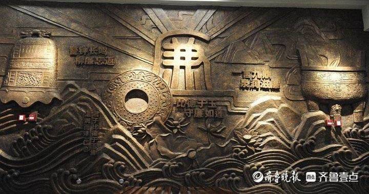 警钟长鸣济南地铁1号线站台钟鼎玉浮雕庄严生动