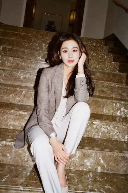 40岁金泰熙仍是万人迷,简单搭配气质绝佳,这容貌说25岁都不过分