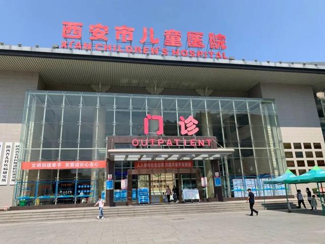发现孩子不仅食管狭窄依依被送到西安市儿童医院救治前不久孩子妈妈:"