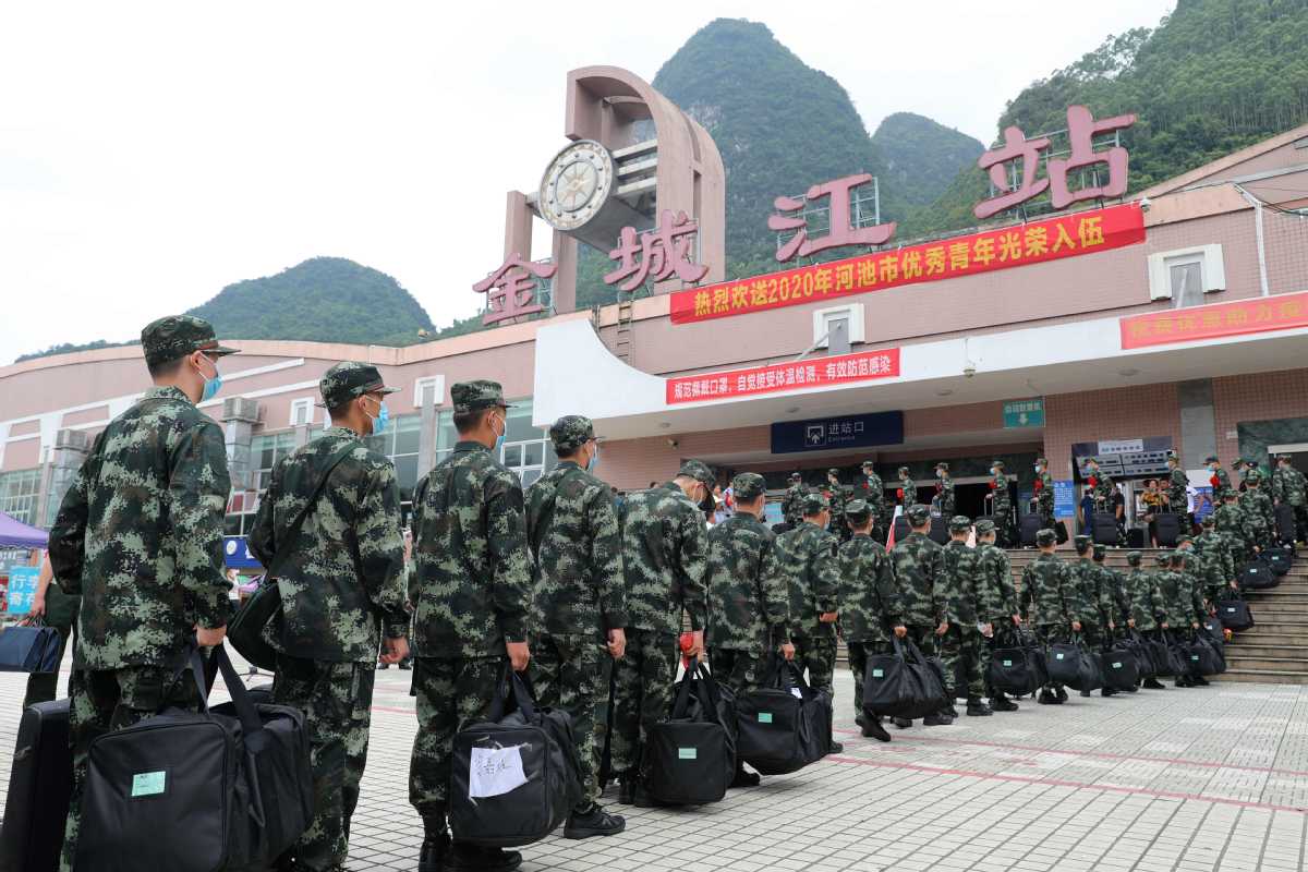 金城江火车站让新兵舒心踏上旅途