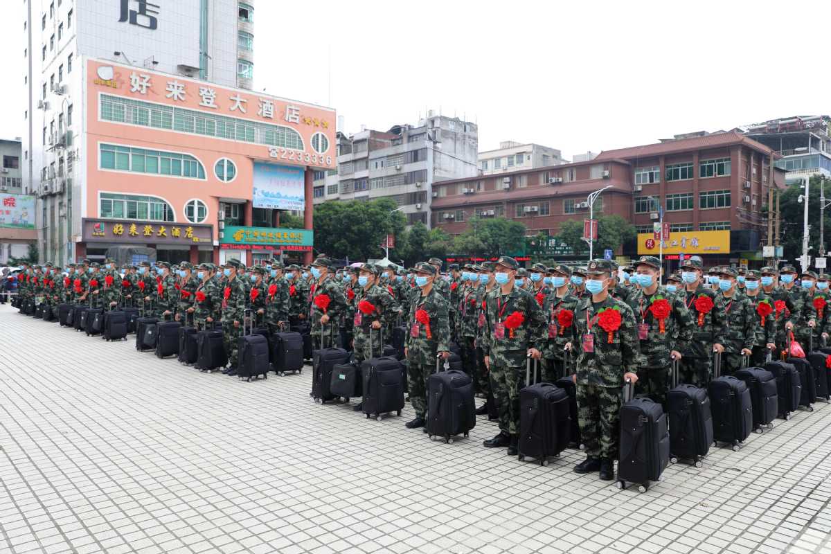 金城江火车站让新兵舒心踏上旅途