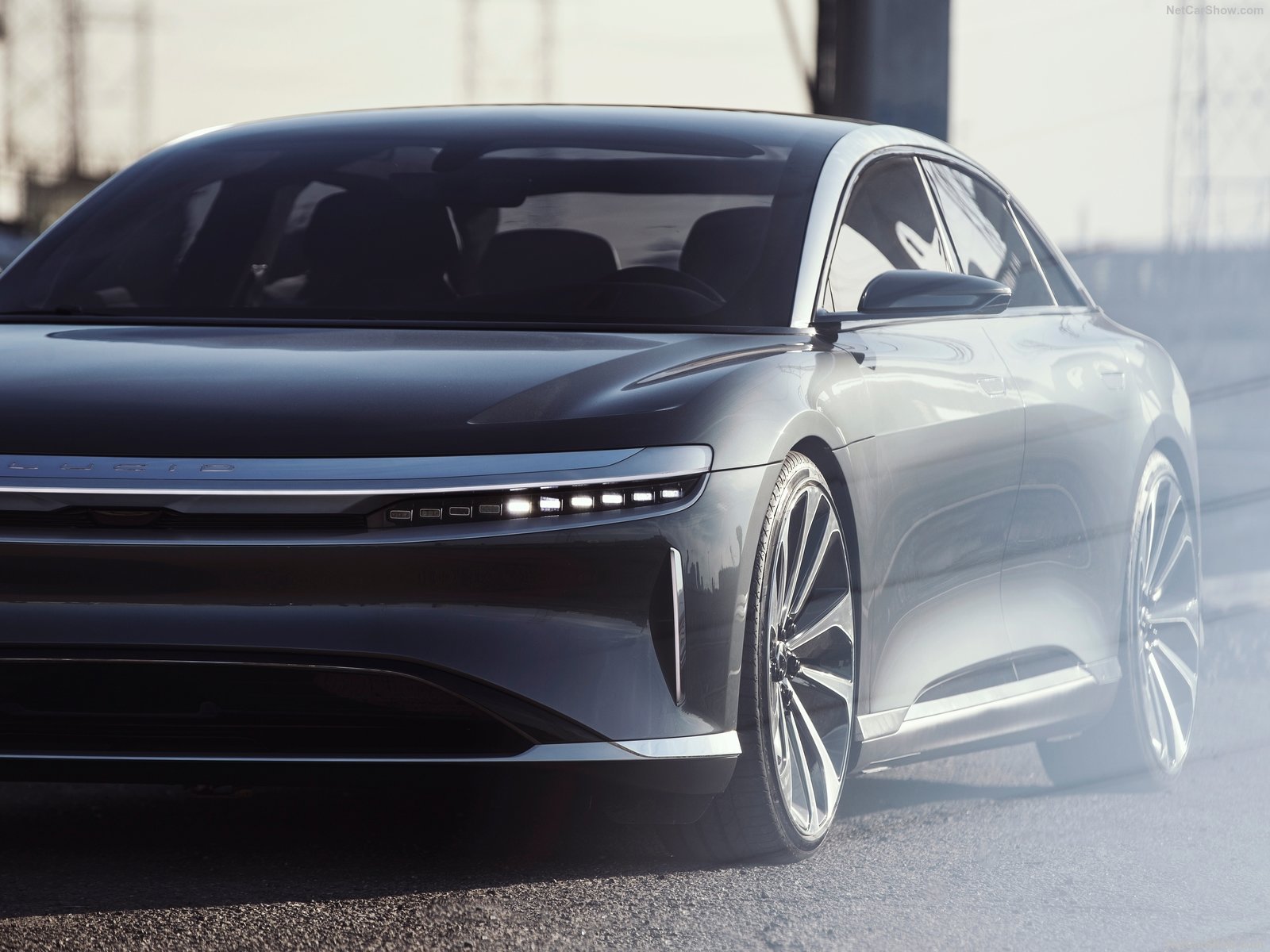 小鹏"lucid首款量产车发布:8万美元起售,续航里程超800公里-新浪汽车