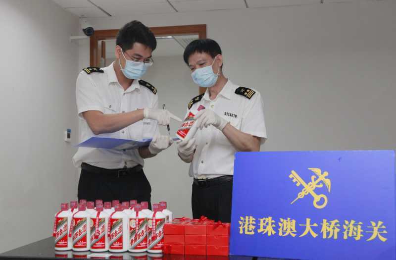 港珠澳大桥查获走私17瓶飞天茅台 案值约3.82万元