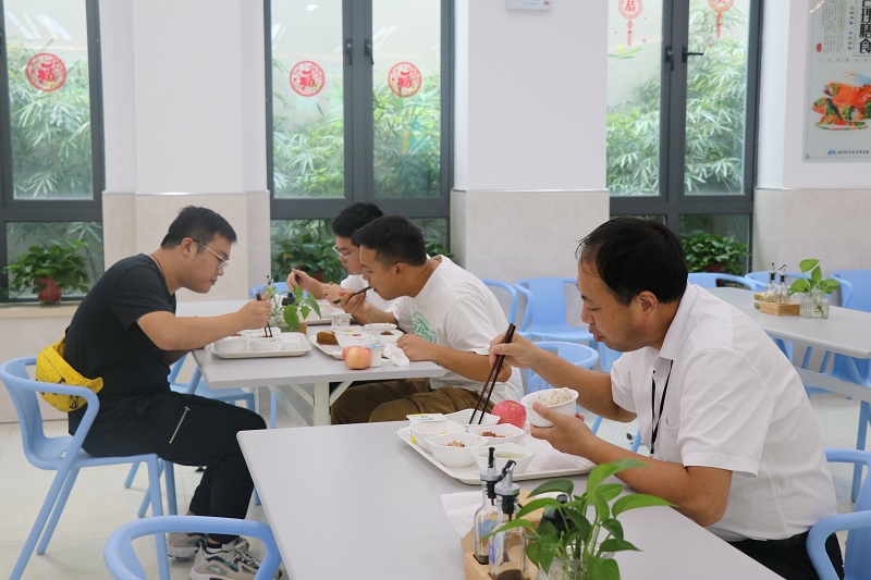 食堂内员工就餐场景(海门融媒体中心记者丁威程 摄)