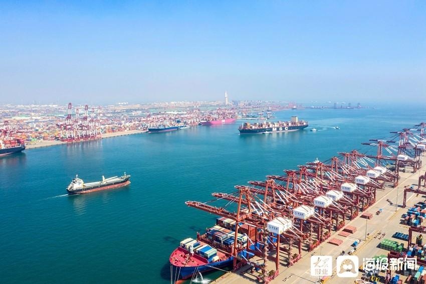 青岛港前湾港区外贸集装箱码头一派繁忙景象