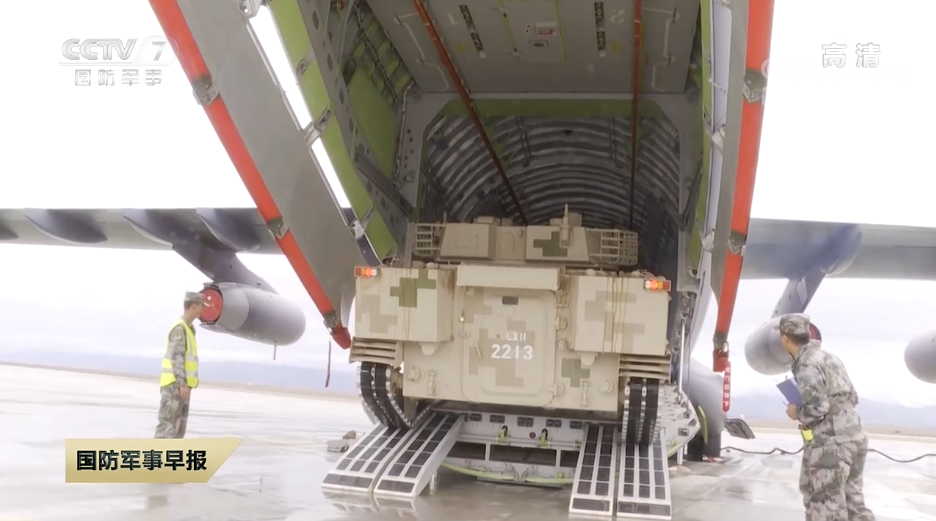 运-20装载04A型步兵战车,该步兵战车隶属于我军西部战区某重型合成旅 图源:社交媒体