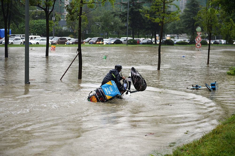 【图集】风雨中的外卖骑手