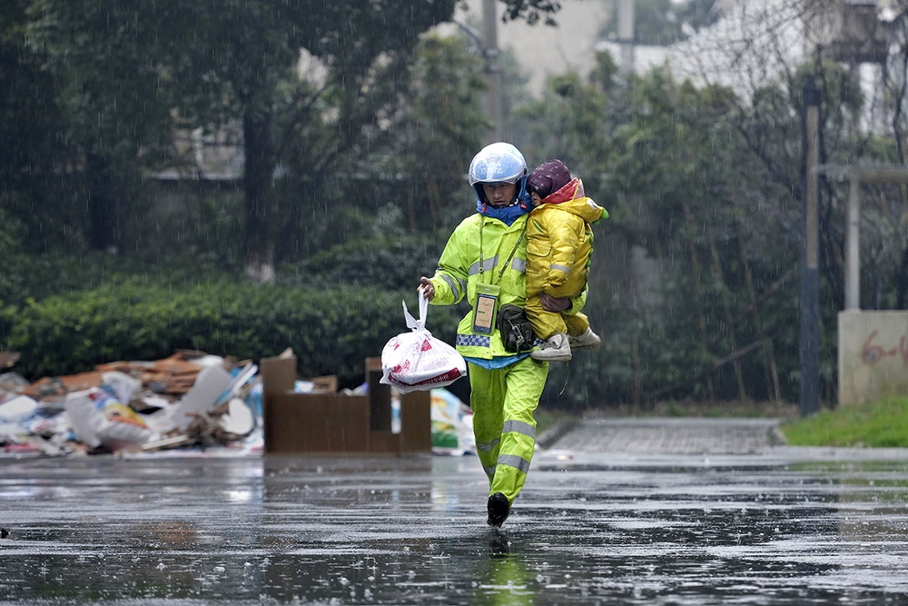 图集风雨中的外卖骑手