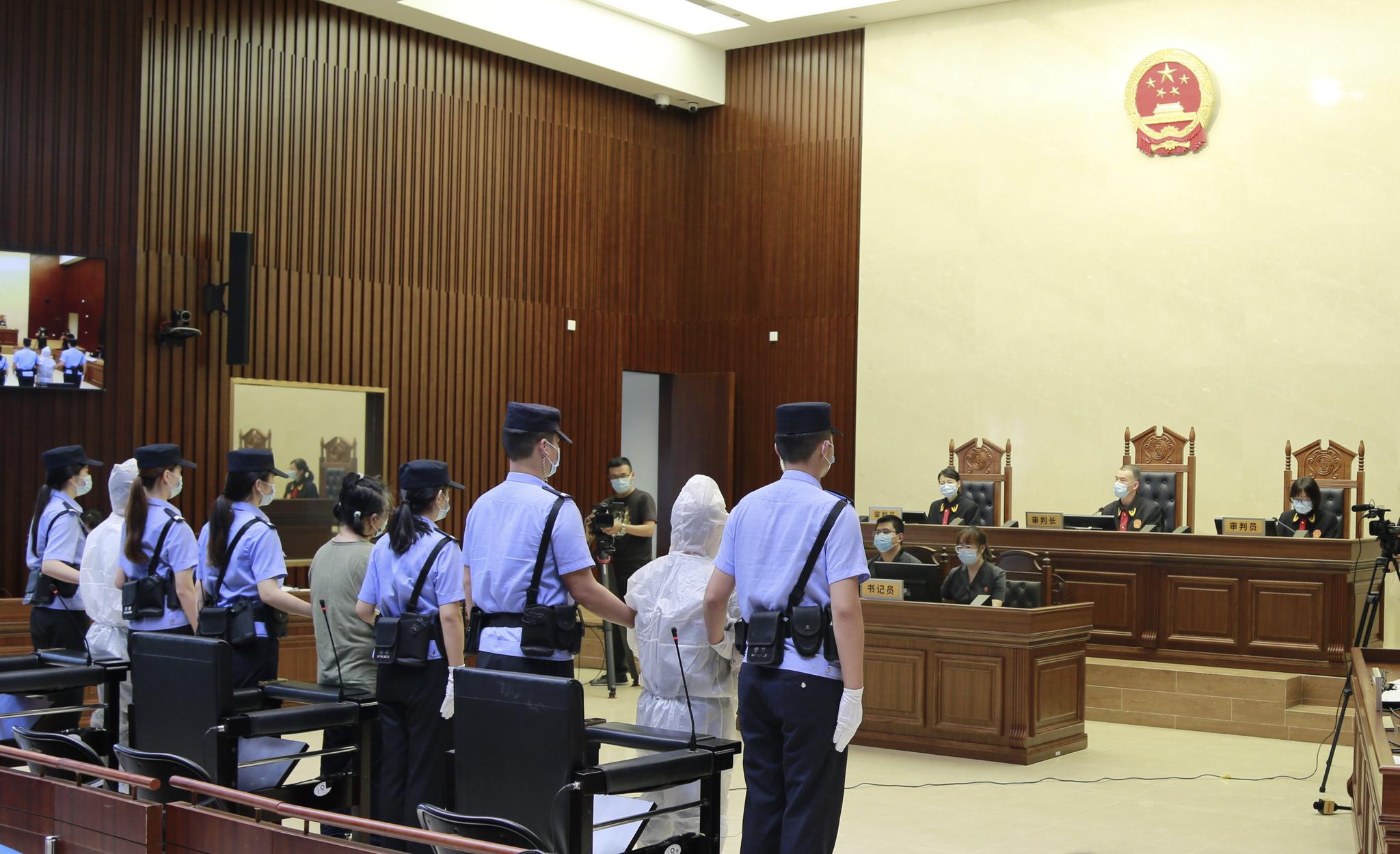 民警现场起获旅客李某随身携带的冰毒9包.