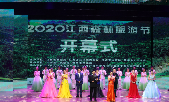 大余2020高考江西排名_暖新闻·江西2020大余县一考生临考崴到脚民警背赴考