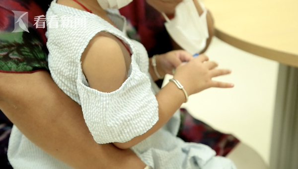 爸爸拉了一下2岁女儿的小手结果脱臼了