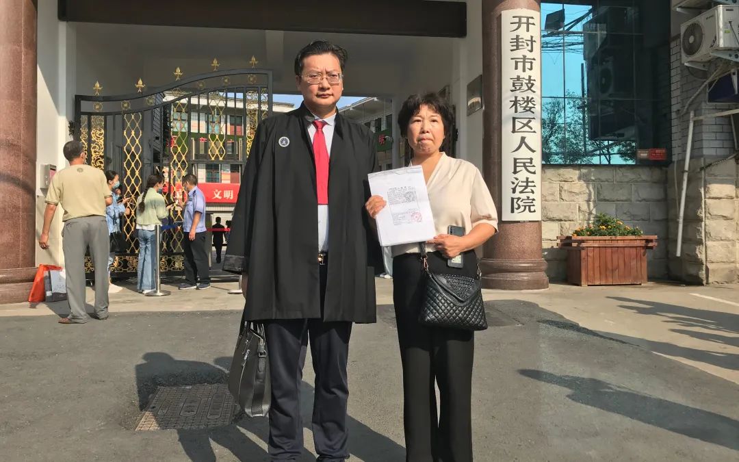 9月11日上午,姚策生母杜新枝(右)与代理律师周兆成在鼓楼区法院门前.