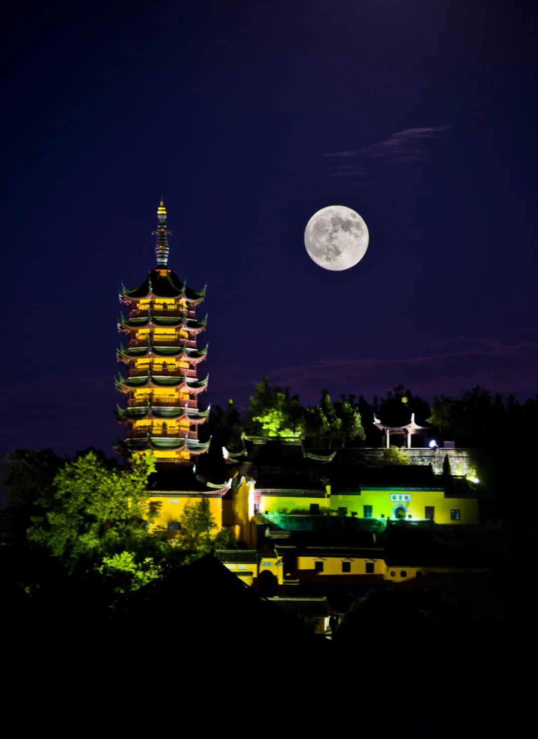 一轮明月与江苏镇江市的千年古刹金山寺的灯火相映成趣(二次曝光).