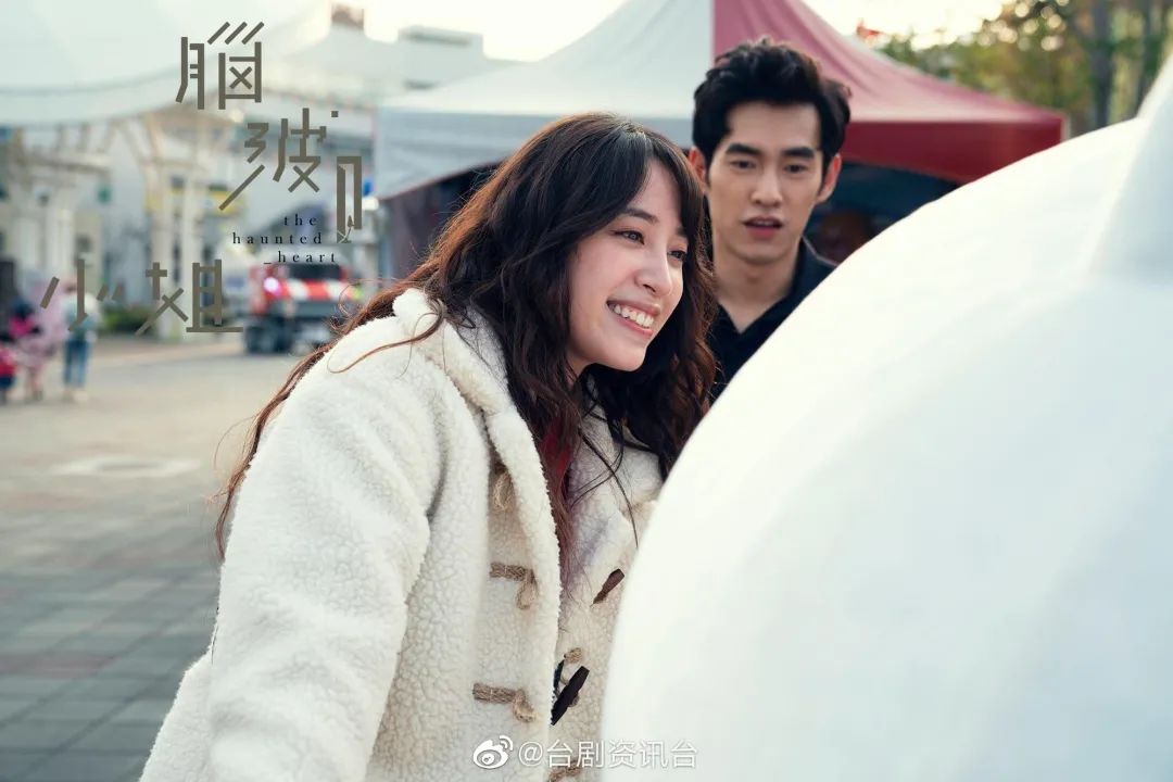 而她姐姐欧阳妮妮担正女主角的偶像剧《脑波小姐》正好今晚首播.