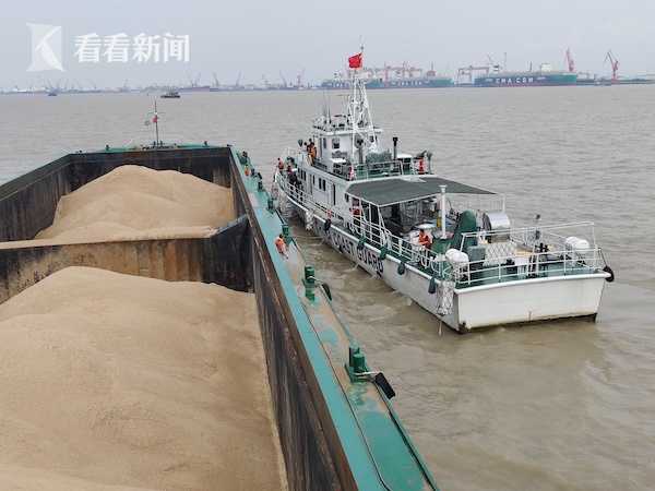 执法队登临嫌疑船只进行详细调查