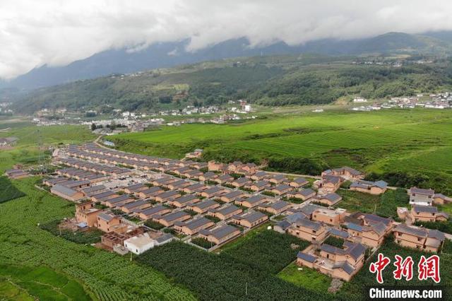 探访四川凉山彝区易地扶贫安置点彝家新寨拔地起