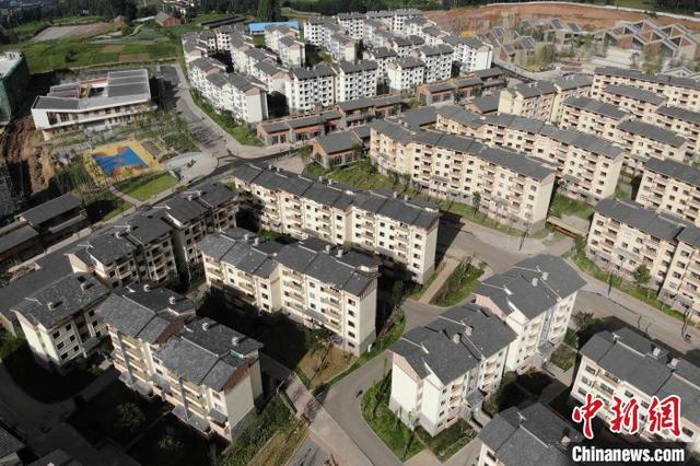 探访四川凉山彝区易地扶贫安置点彝家新寨拔地起