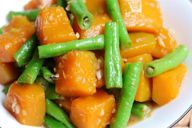 半斤南瓜,半斤豆角,放到锅里一起炖,出锅那一刻,家人被馋坏了