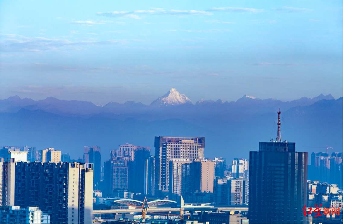 在成都遥望雪山获中国户外金犀牛奖