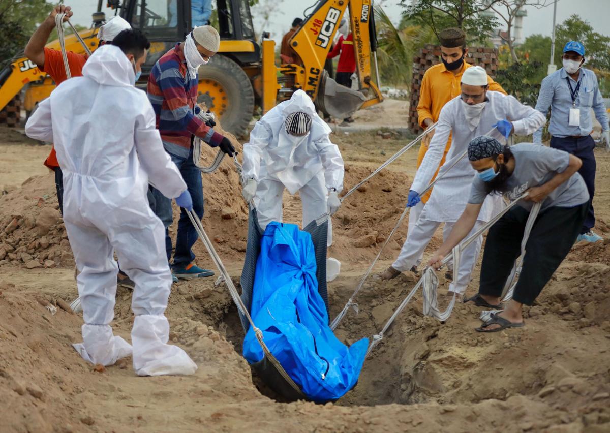 印度在疫情期间埋葬新冠死者 图自：印度报业托拉斯