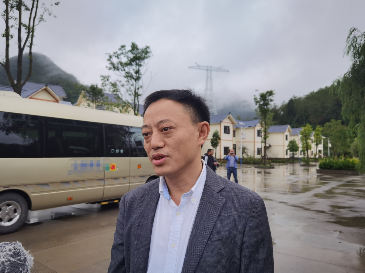 2016年邓坤个人无偿捐资2360万元,镇雄县整合易地扶贫搬迁和"农危改"