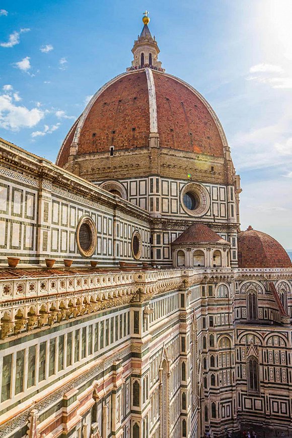 菲利普·布鲁内莱斯基设计的花之圣母大教堂的穹窿顶,他的设计灵感