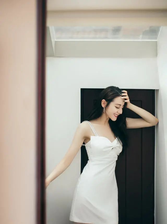 性感迪丽热巴上线!紧身吊带裙凹出S型身材(图10) 性感迪丽热巴上线!紧身吊带裙凹出S型身材(图10)