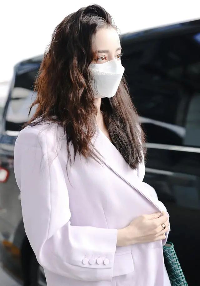 性感迪丽热巴上线!紧身吊带裙凹出S型身材(图4) 性感迪丽热巴上线!紧身吊带裙凹出S型身材(图4)