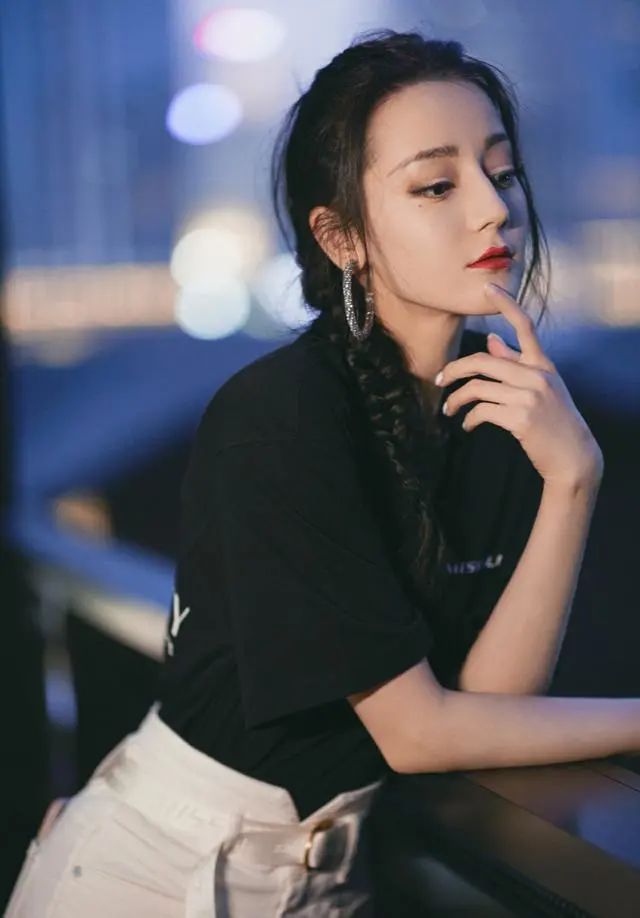 性感迪丽热巴上线!紧身吊带裙凹出S型身材(图6) 性感迪丽热巴上线!紧身吊带裙凹出S型身材(图6)