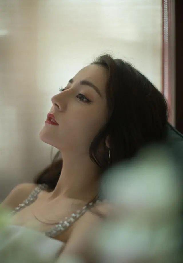 性感迪丽热巴上线!紧身吊带裙凹出S型身材(图9) 性感迪丽热巴上线!紧身吊带裙凹出S型身材(图9)