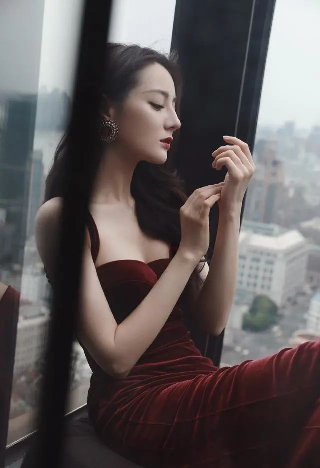 性感迪丽热巴上线!紧身吊带裙凹出S型身材(图2) 性感迪丽热巴上线!紧身吊带裙凹出S型身材(图2)