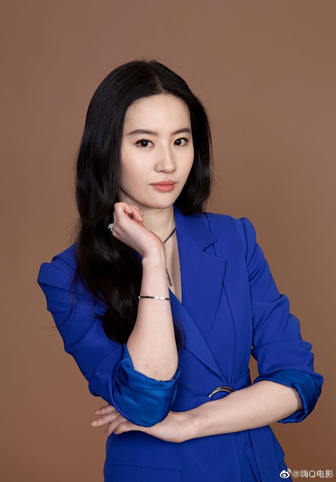 刘亦菲穿宝蓝色西装拍写真02温婉大方攻气十足