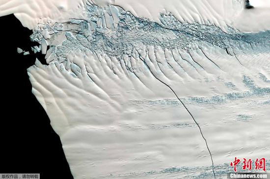 资料图：南极派恩岛冰川出现30公里长的裂缝。