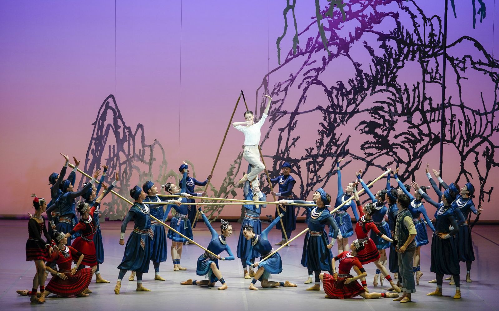 历经八个月集体创作 中芭舞剧 花一样开放 迎来首演 手机新浪网 历经八个月集体创作 中芭舞剧 花一样开放 迎来首演 手机新浪网