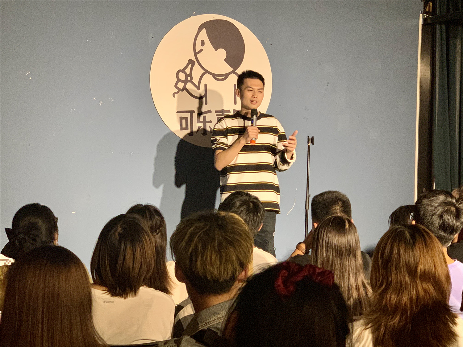"可乐喜剧"脱口秀俱乐部主理人梁墩煌在开放麦活动中表演.