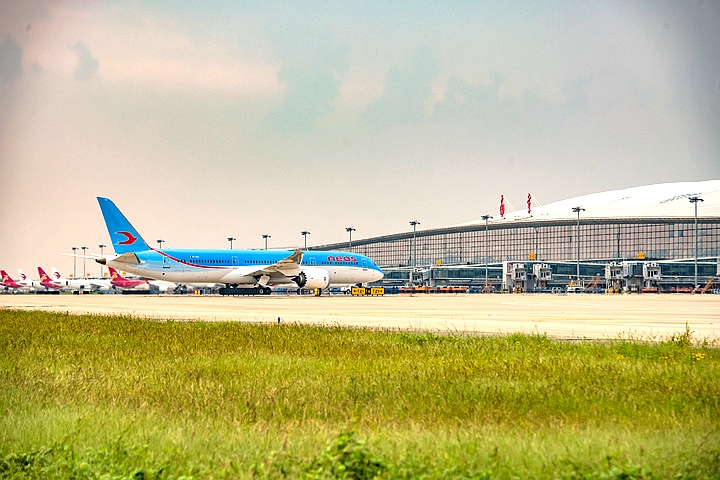 受新冠疫情影响,南京禄口机场国际(地区)航班一度全面停航.