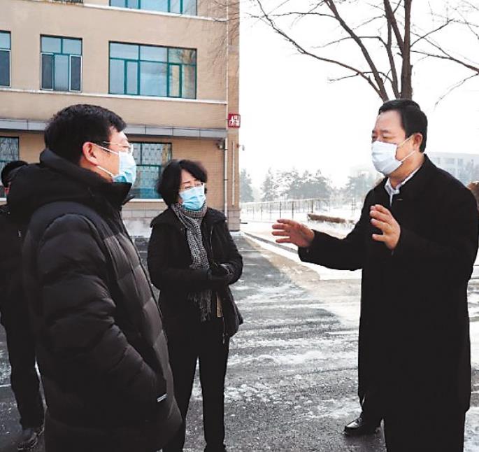 韩峙(右一)在抗疫一线.