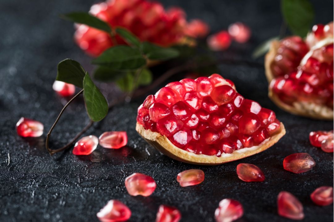 小v吃的时候,还是想要吐籽,但是每次吃完了石榴汁儿,好像籽也被自己吃