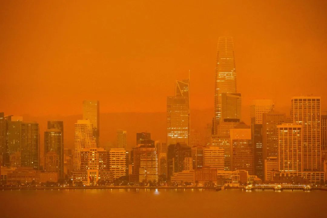 这是9月9日拍摄的橙色烟雾笼罩中的美国旧金山城市天际线.
