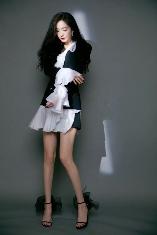 杨幂晒生日美照,蓝色毛衣配短裤"小鸟腿"吸睛,一点不像妈妈样