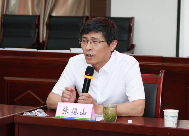 济南市城管局举办"济南市门店(橱窗)优秀创意评选"初审会