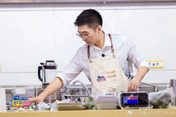 100》↓从目前来看,他的"美食家"人设反而比"钢琴家"更出圈,赵胤胤有
