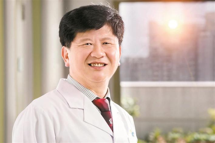 钟山从深圳市儿童医院院长的位置上退休一年了.此时,距离他离