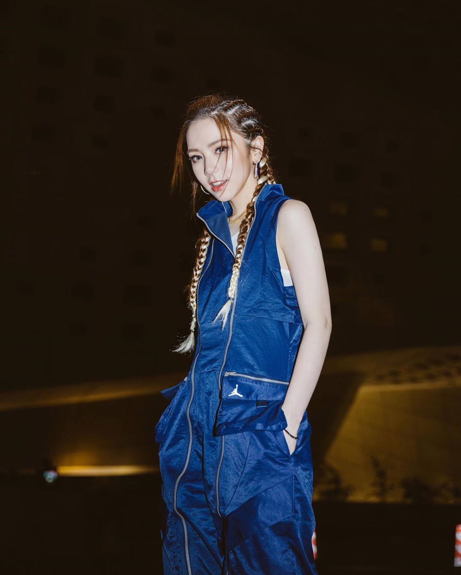 邓紫棋穿蓝色连体裤套装秀纤腰扎双麻花辫嘻哈范十足