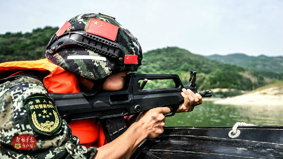 特战队员在水上晃动条件下进行射击训练