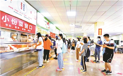 首经贸食堂的小份菜窗口。 本文图片 北京青年报